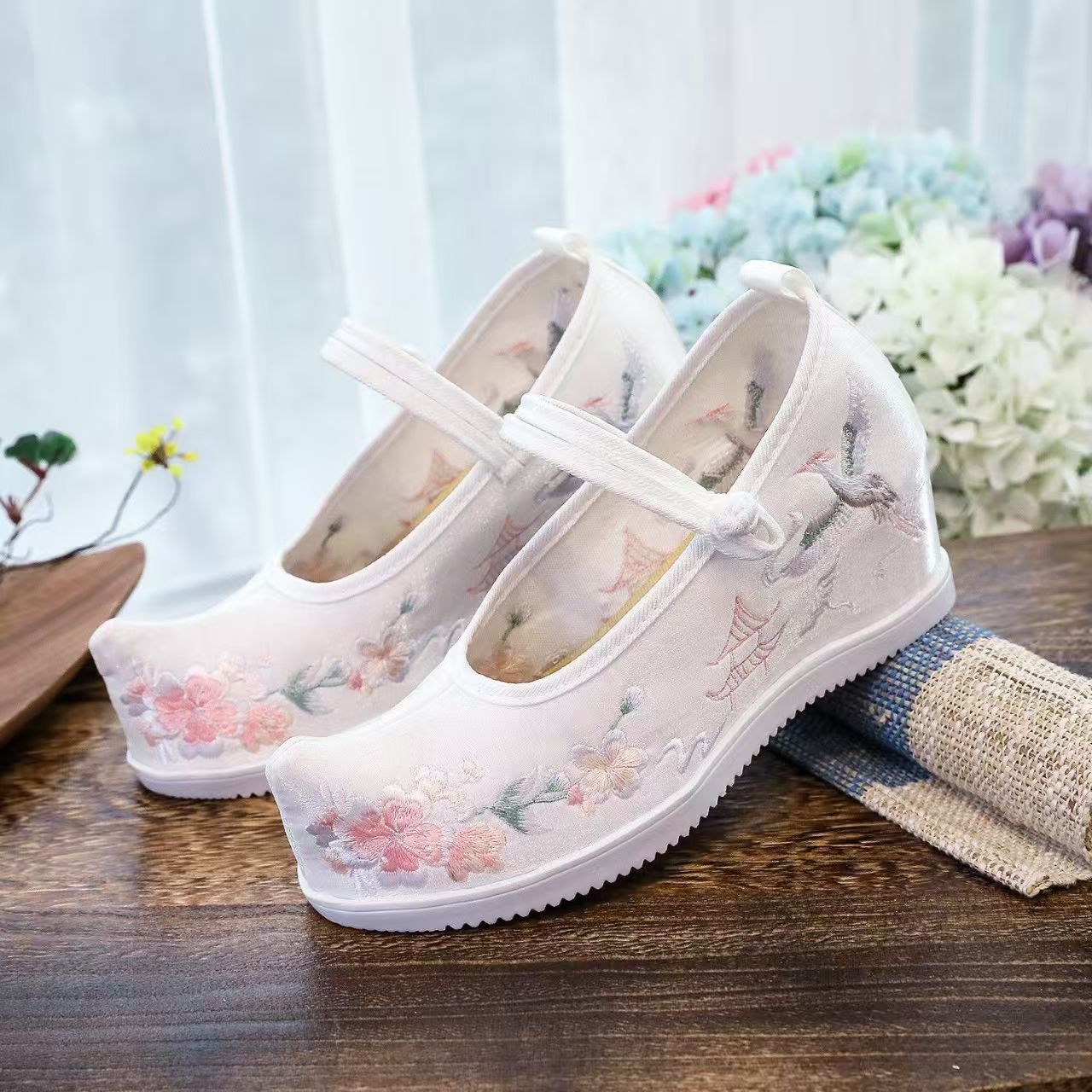 Женские туфли с увеличенной вн – обзор и цена Embroidery Canvas