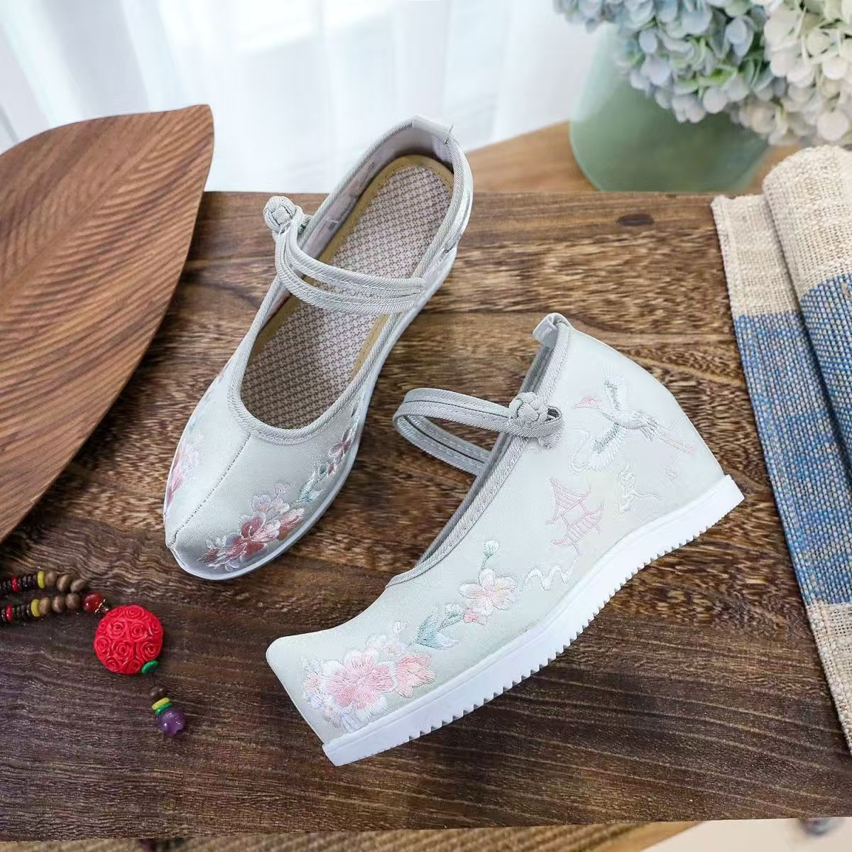 Женские туфли с увеличенной вн – обзор и цена Embroidery Canvas