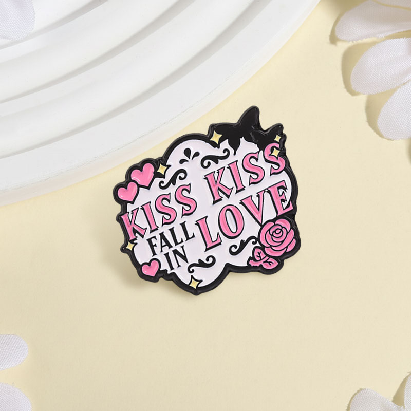 Значок Kiss Kiss Fall In Love, – обзор и цена Embroidery Kiss